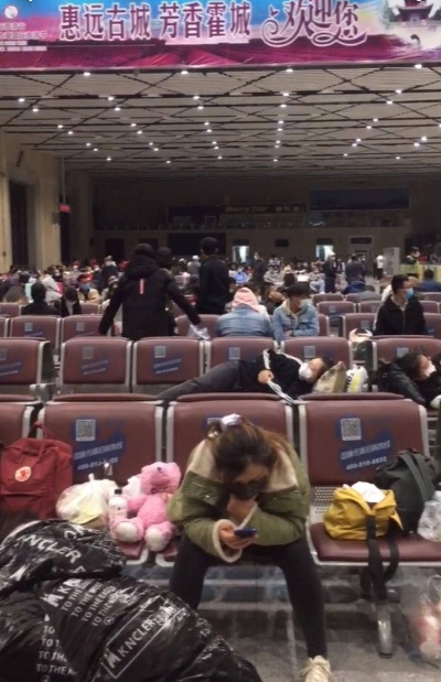 部分滞留新疆伊犁旅客有序离开:新疆伊犁游客滞留