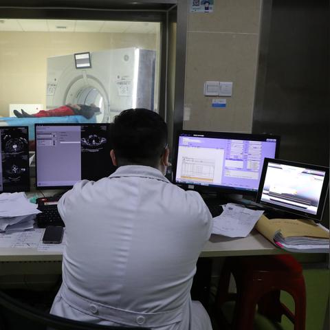 患者激增医护人员大面积感染/医务人员在感染性疾病科病区为患者 患者激增医护人员大面积感染/医务人员在感染性疾病科病区为患者