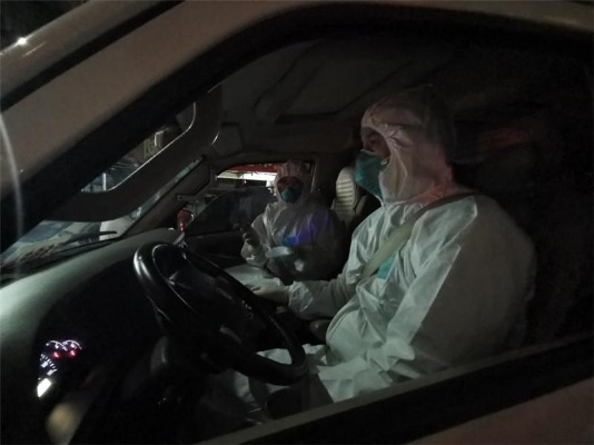 感染者得知为密接后在面包车里过夜/跟密切接触者坐同一辆车