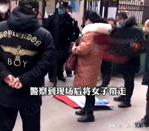 【女子大闹防疫卡点称2亿生意被耽误,女子打防疫人员】