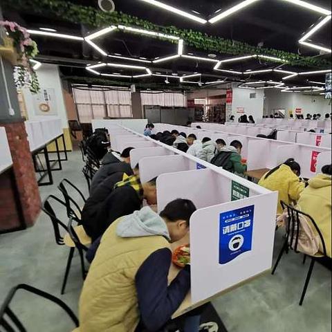 【学生家长未戴口罩致多人感染,学校不戴口罩】