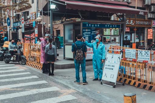 疫情发生地要迅速进入应急状态:疫情防控进入应急状态