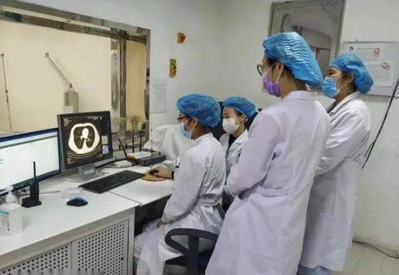 青岛此次疫情由患者共用ct室引发（青岛两名医务人员确诊）
