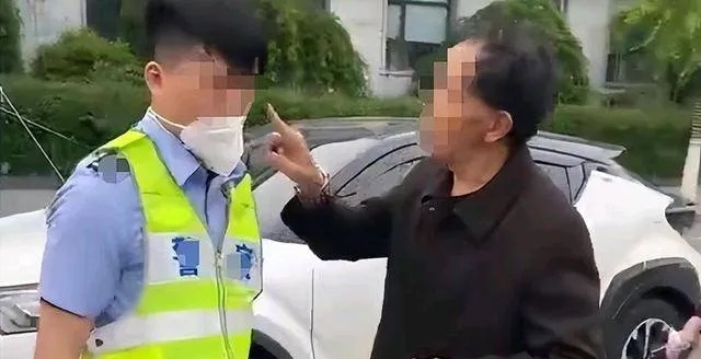 父女黄码取药袭警案背后/黄码人员家属要隔离吗 父女黄码取药袭警案背后/黄码人员家属要隔离吗