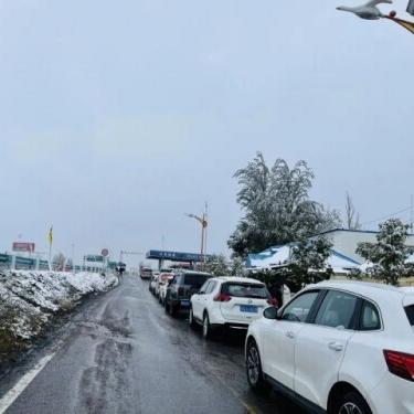【多名游客滞留伊犁收费站超30小时/游客自驾滞留伊犁收费站1天1夜】 【多名游客滞留伊犁收费站超30小时/游客自驾滞留伊犁收费站1天1夜】