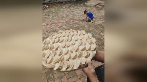 【担心疫情被封外地男子提前过年/疫情在外地过年】