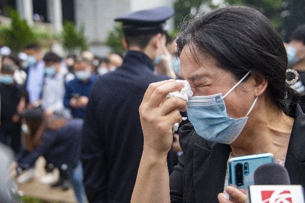 母亲去世抗疫司机含泪隔空鞠躬:母亲病重他却坚守在一线